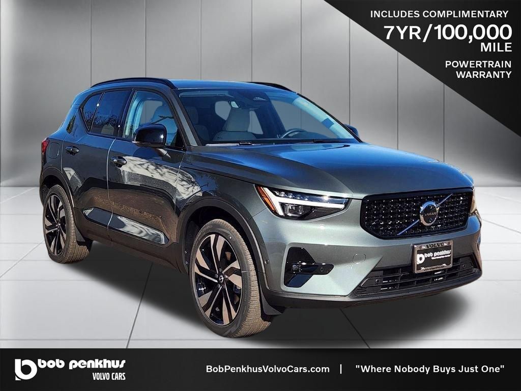 2026 VOLVO XC40