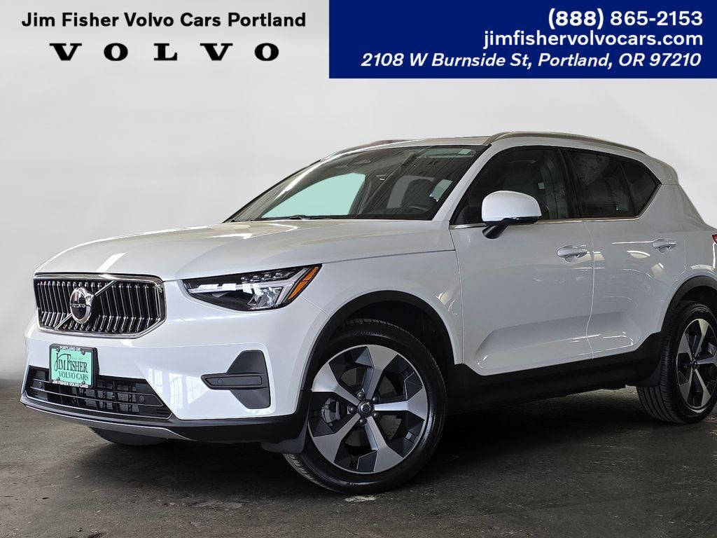 2025 VOLVO XC40