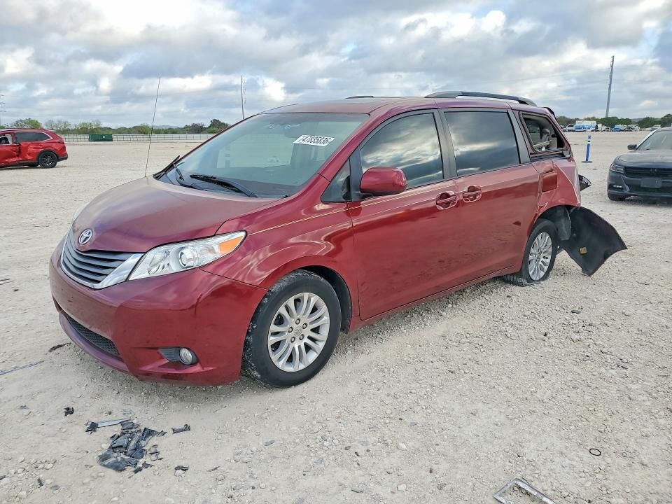 2011 TOYOTA Sienna
