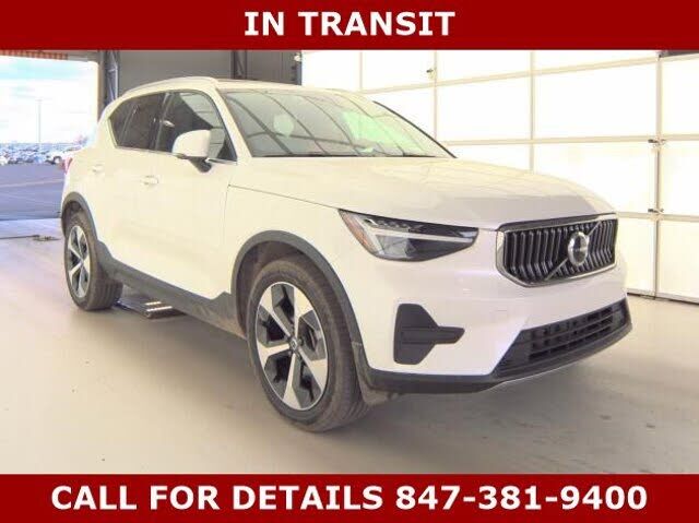 2025 VOLVO XC40
