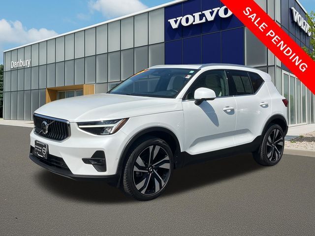 2023 VOLVO XC40