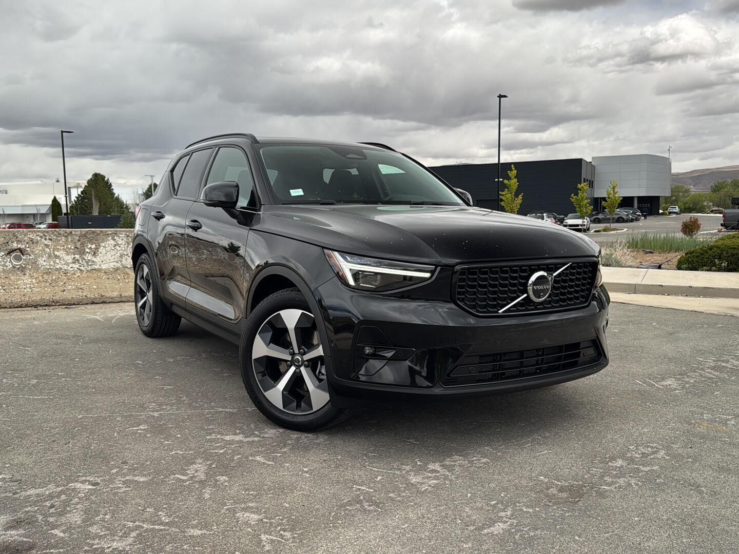 2025 VOLVO XC40