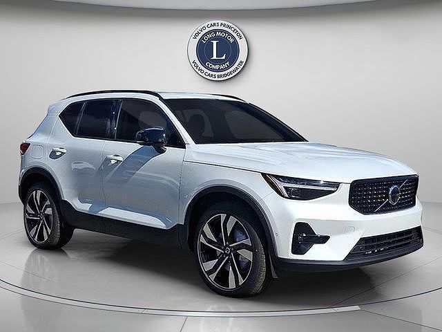 2026 VOLVO XC40