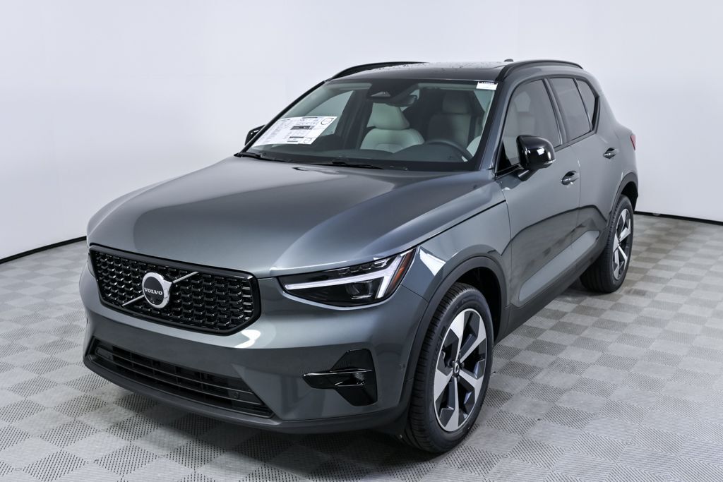 2026 VOLVO XC40