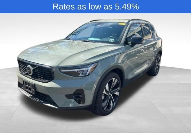 2023 VOLVO XC40