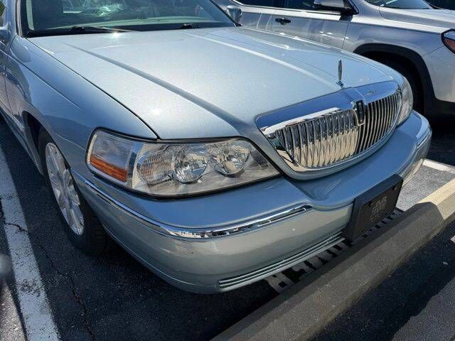 2011 LINCOLN Town Car