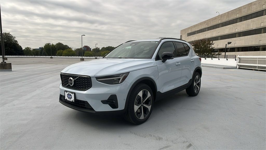 2026 VOLVO XC40