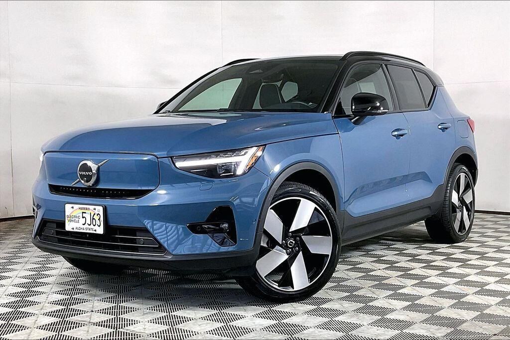 2023 VOLVO XC40