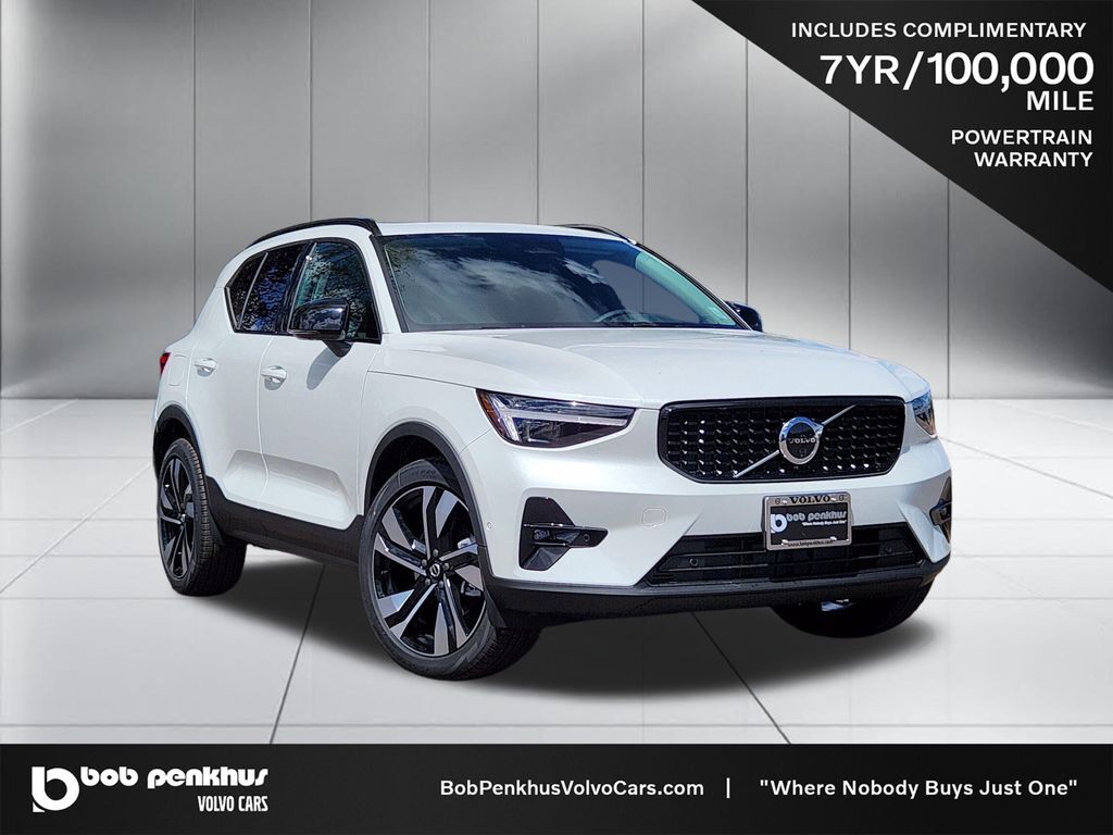 2026 VOLVO XC40