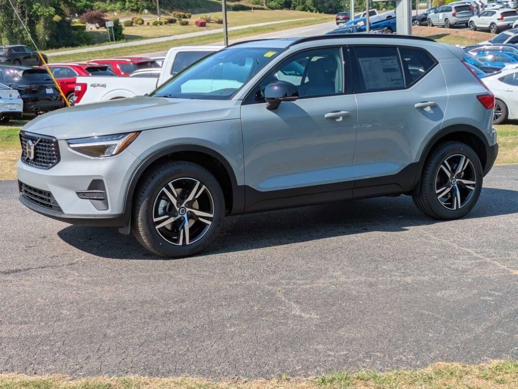 2026 VOLVO XC40