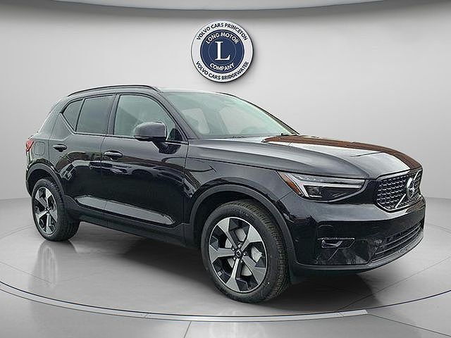 2026 VOLVO XC40
