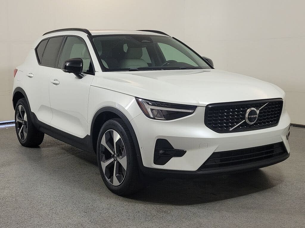 2023 VOLVO XC40