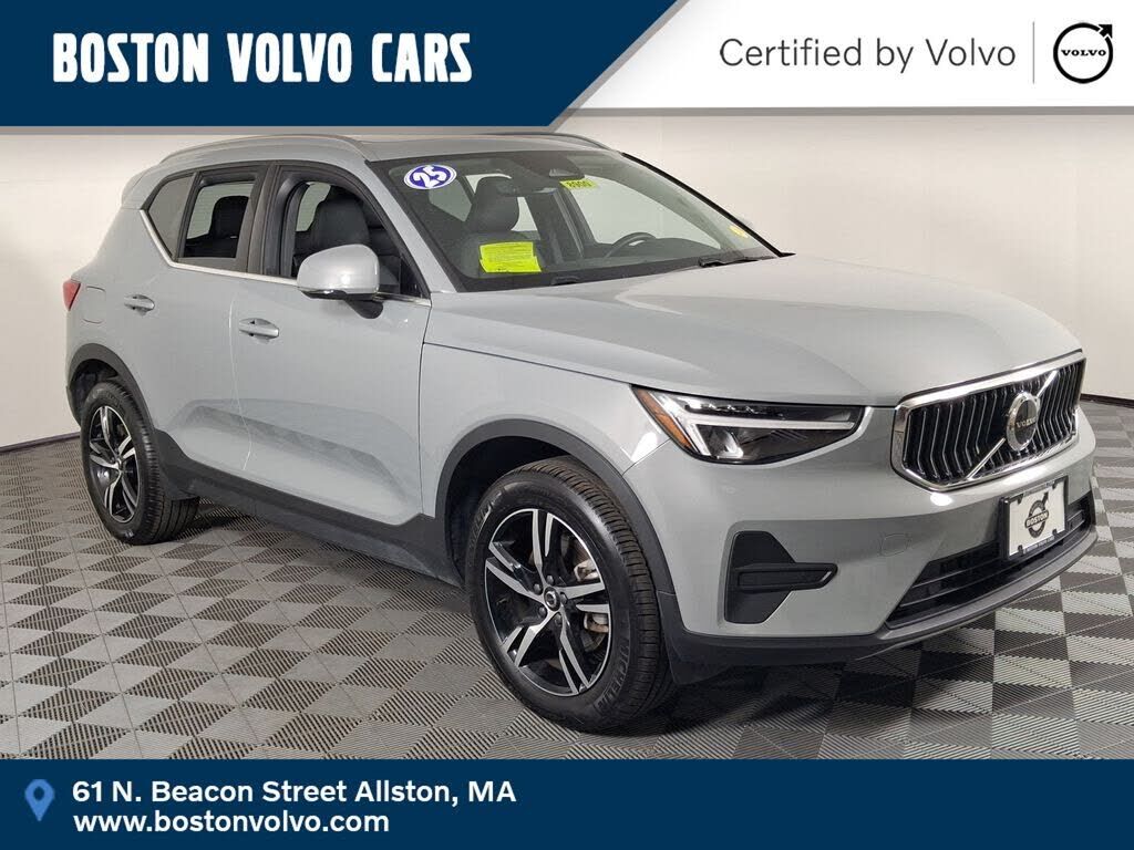 2025 VOLVO XC40