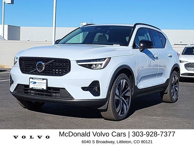 2026 VOLVO XC40