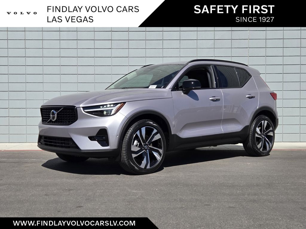 2026 VOLVO XC40