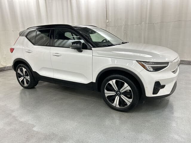 2023 VOLVO XC40