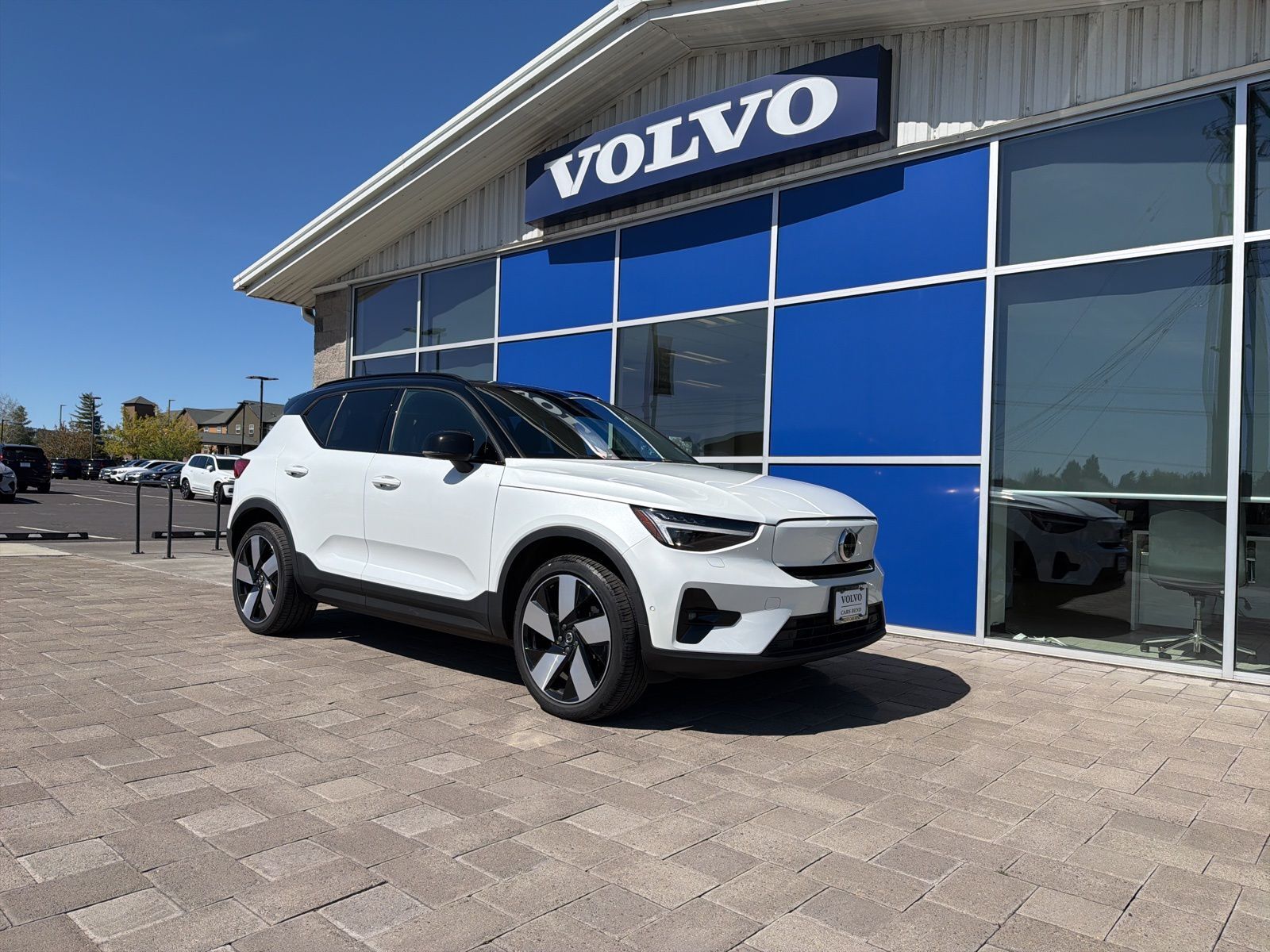 2023 VOLVO XC40