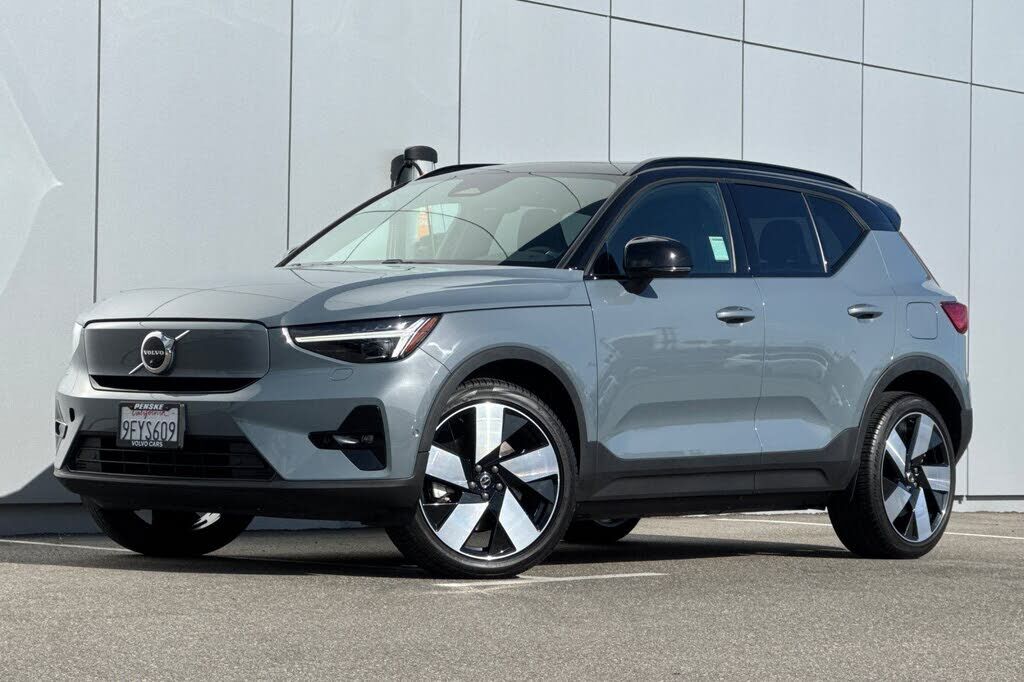 2023 VOLVO XC40