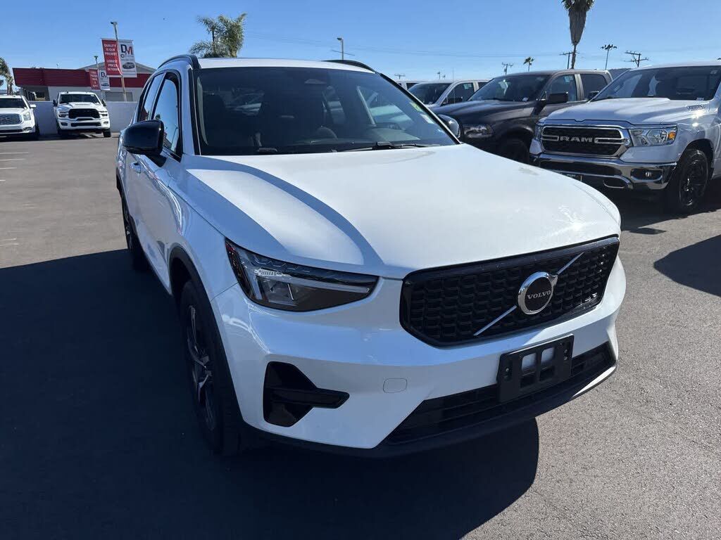 2024 VOLVO XC40