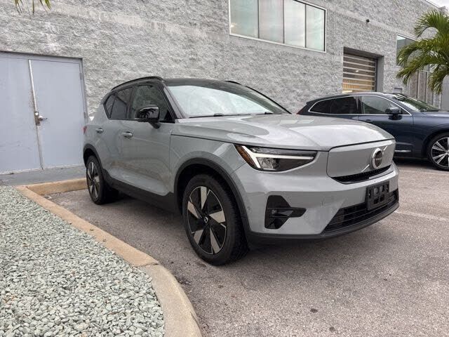 2024 VOLVO XC40