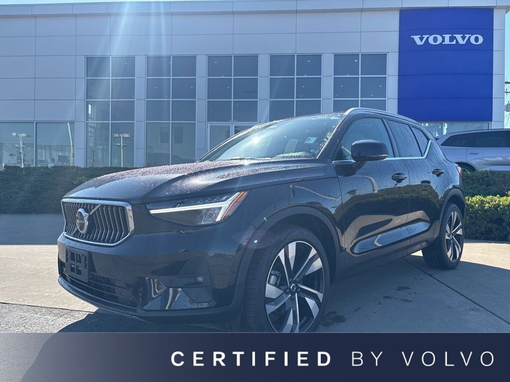 2023 VOLVO XC40