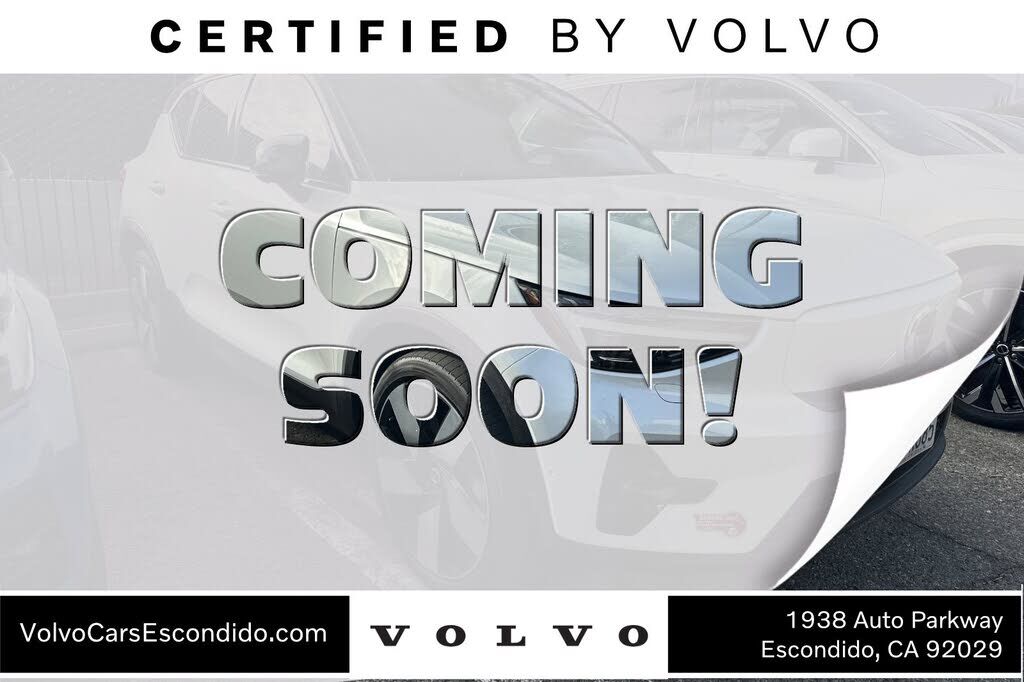 2023 VOLVO XC40