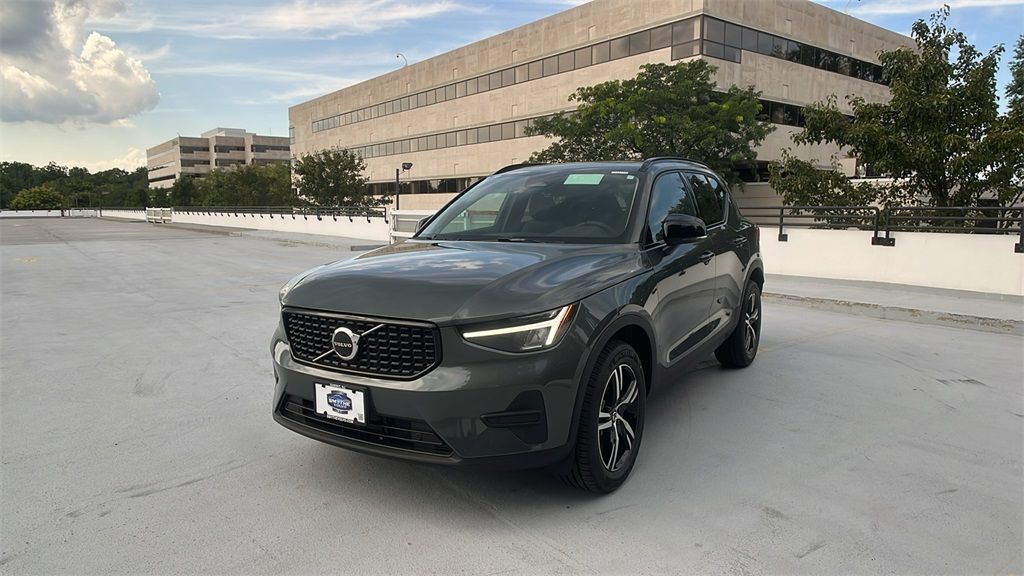 2026 VOLVO XC40