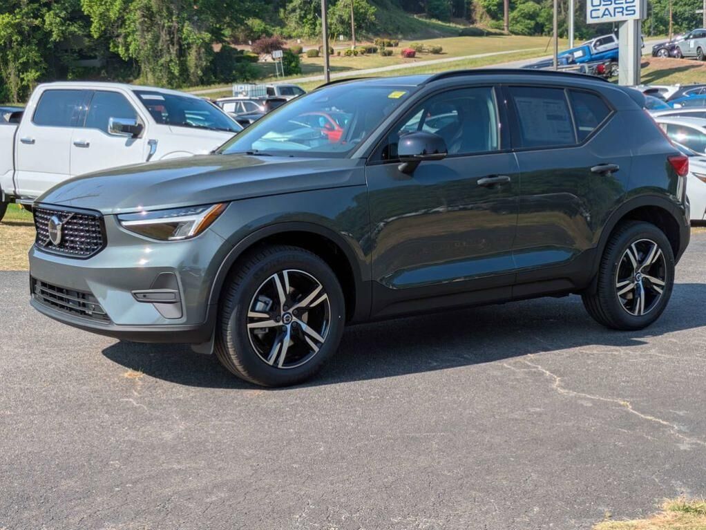 2026 VOLVO XC40