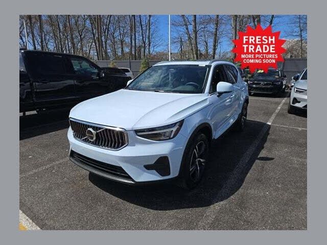 2025 VOLVO XC40
