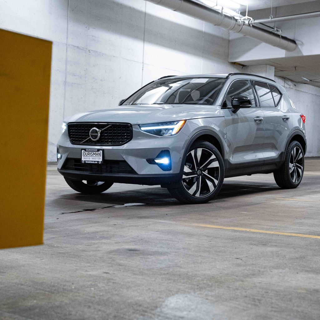 2026 VOLVO XC40