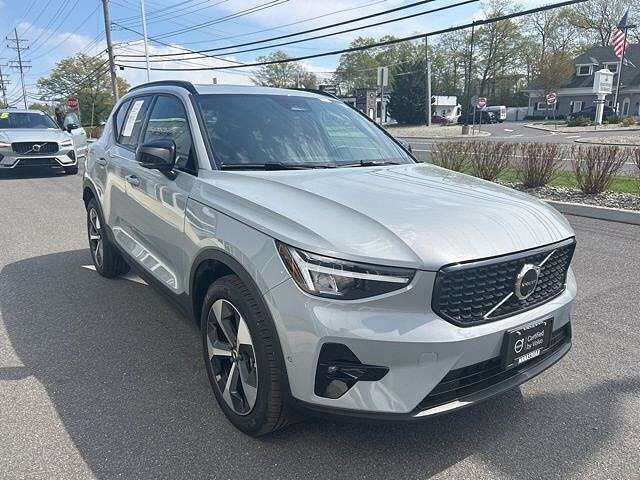2025 VOLVO XC40