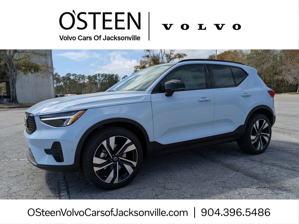 2026 VOLVO XC40