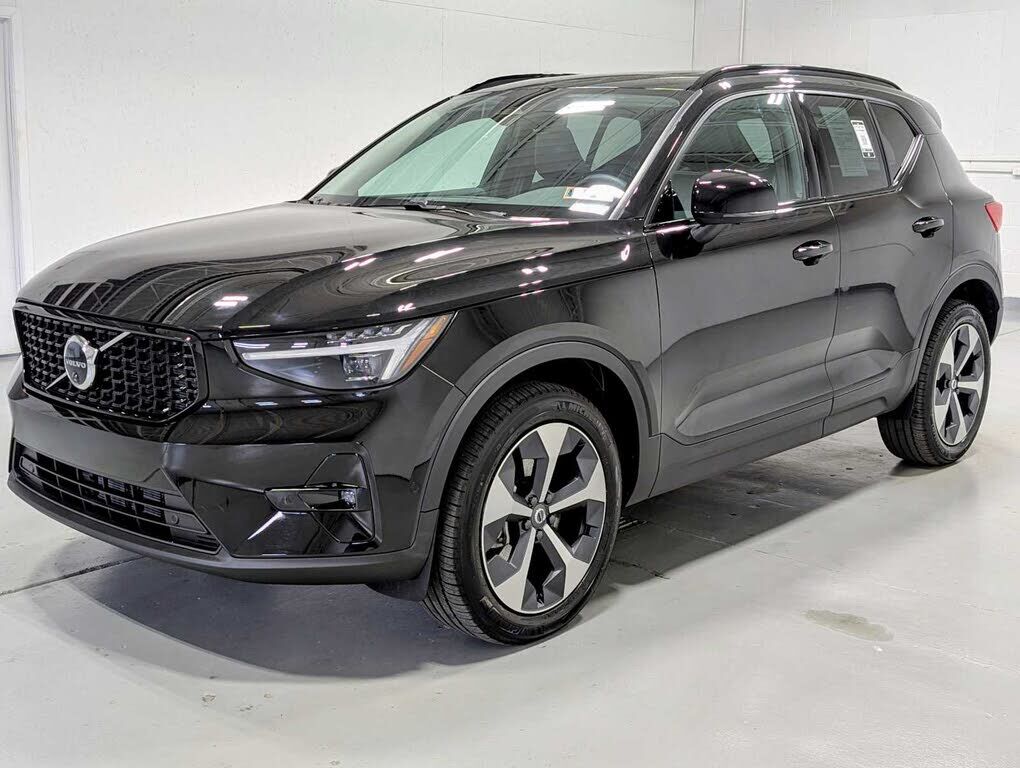 2026 VOLVO XC40