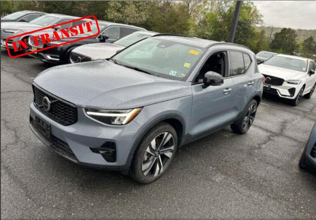 2023 VOLVO XC40
