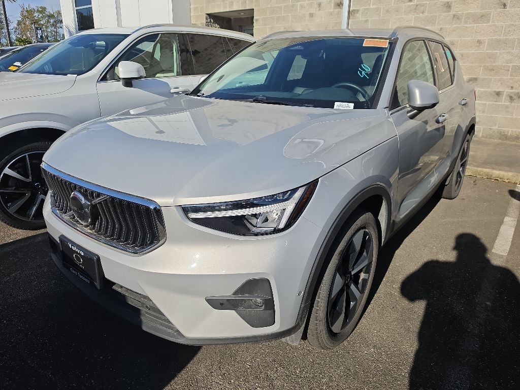 2025 VOLVO XC40