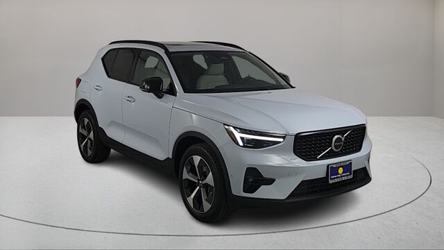 2026 VOLVO XC40