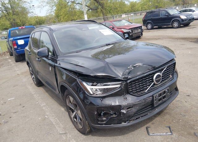 2024 VOLVO XC40