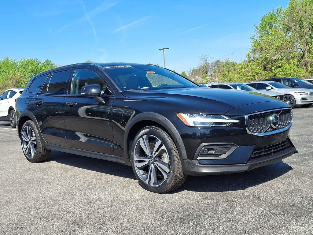 2025 VOLVO V60CC