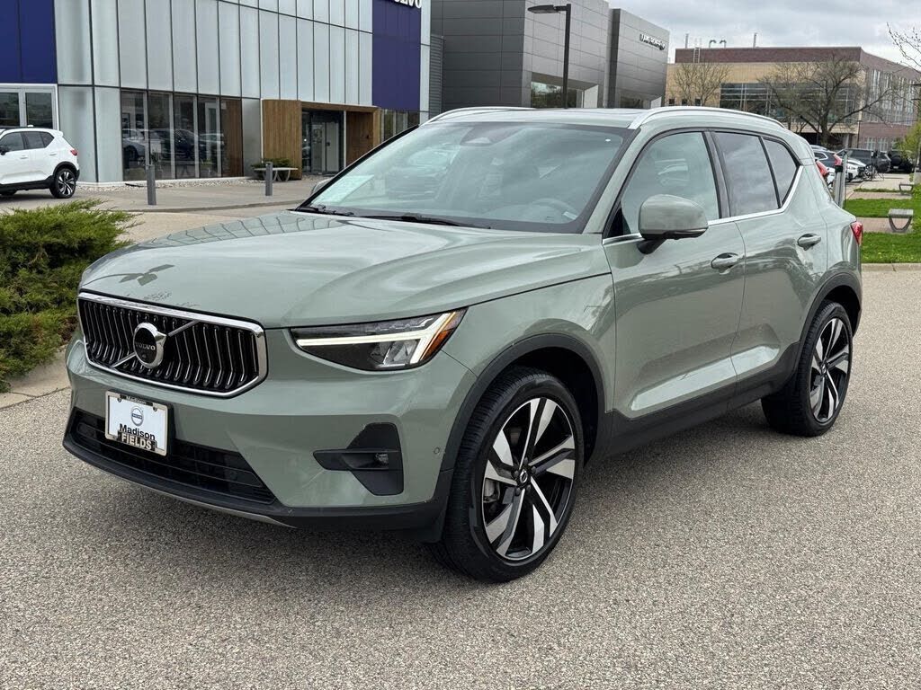 2023 VOLVO XC40