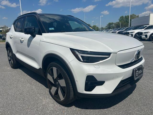 2023 VOLVO XC40