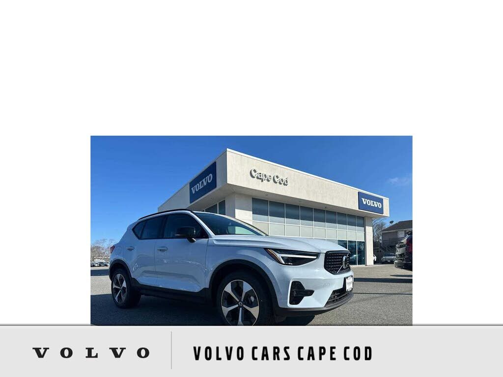 2026 VOLVO XC40