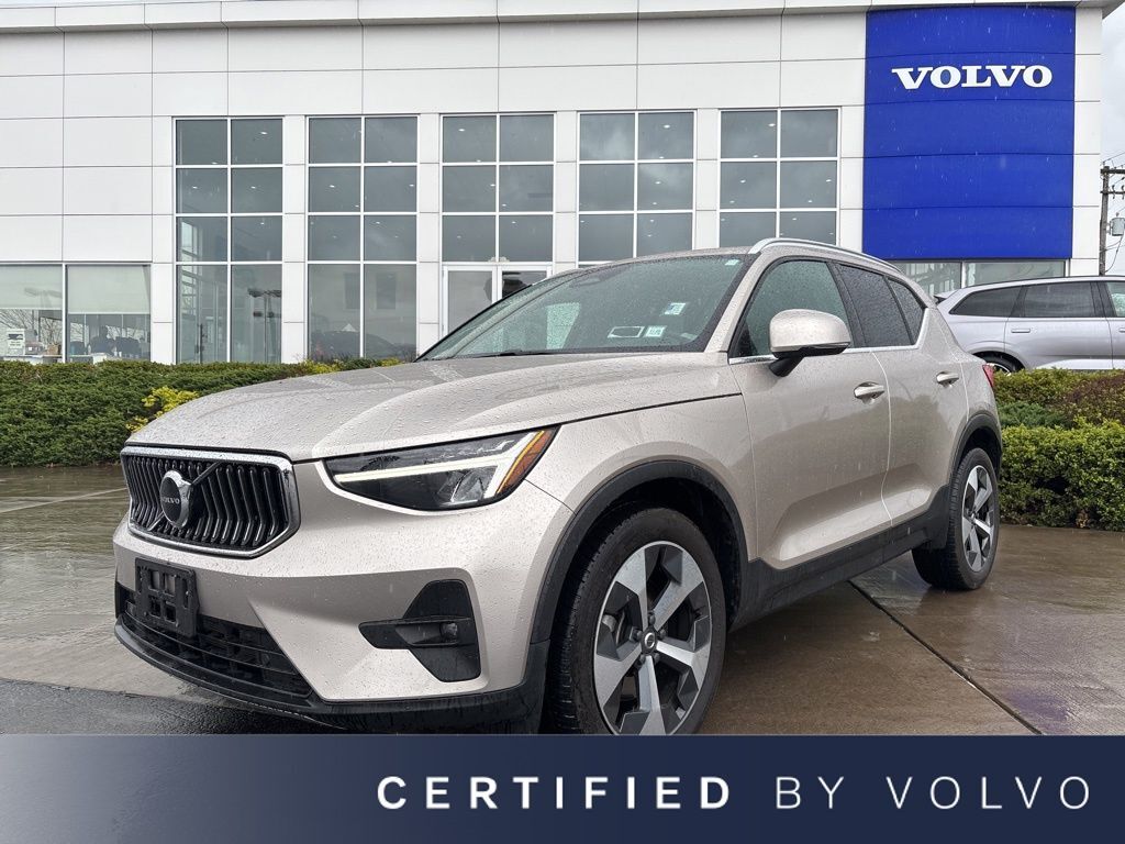 2023 VOLVO XC40