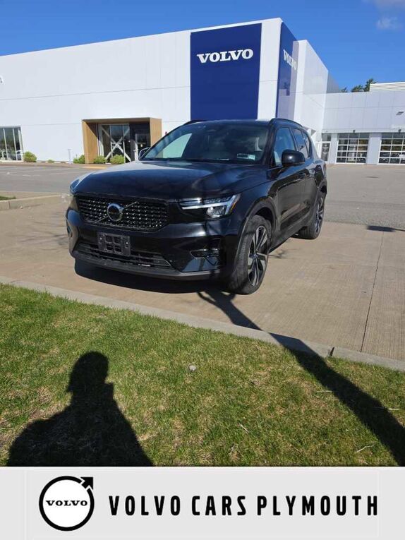 2023 VOLVO XC40