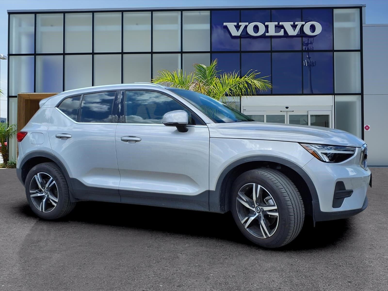 2025 VOLVO XC40