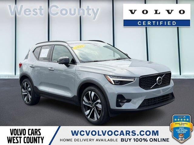 2025 VOLVO XC40