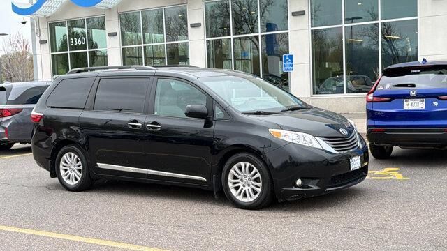 2017 TOYOTA Sienna