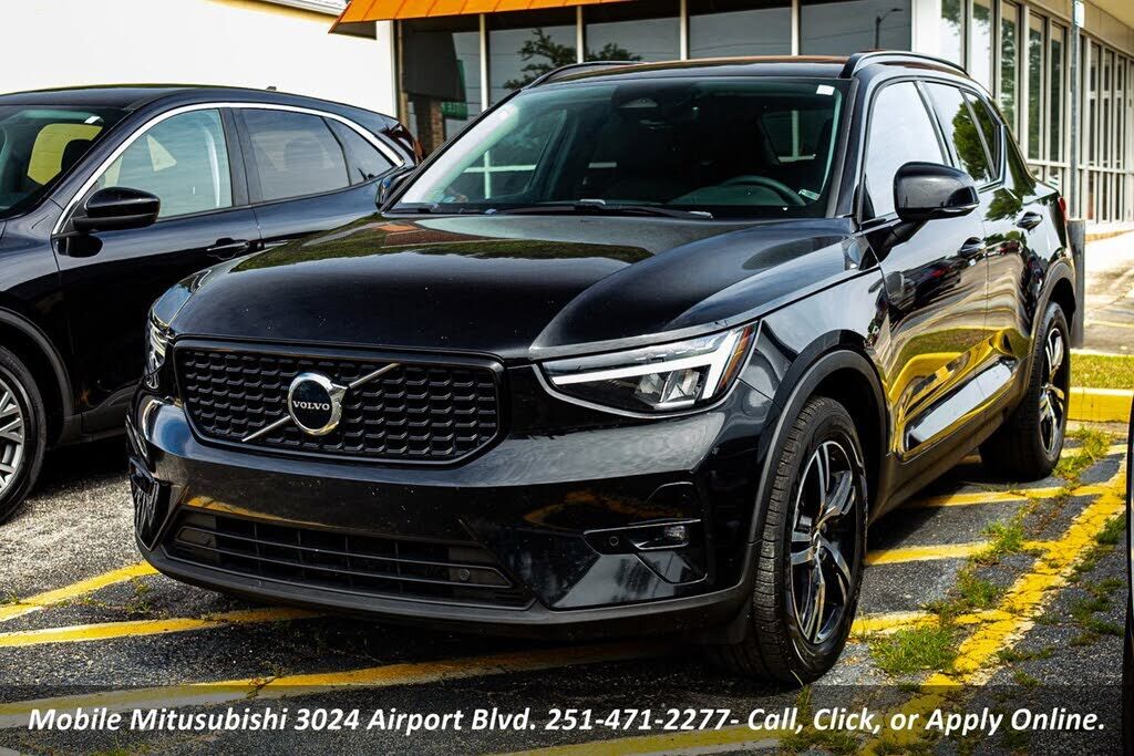 2023 VOLVO XC40