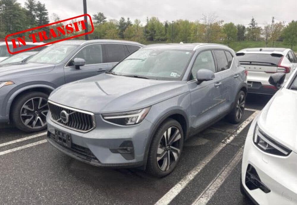 2023 VOLVO XC40