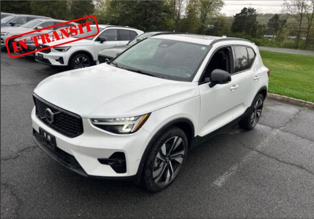 2023 VOLVO XC40