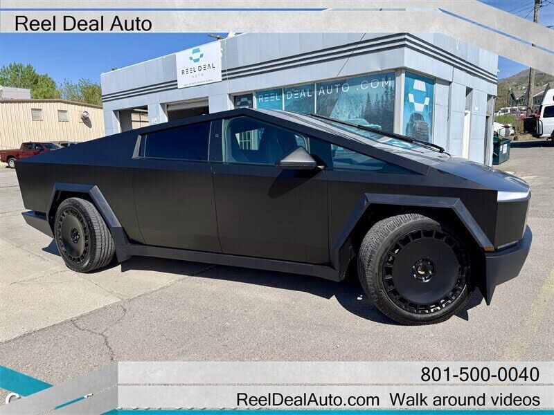 2025 TESLA Cybertruck